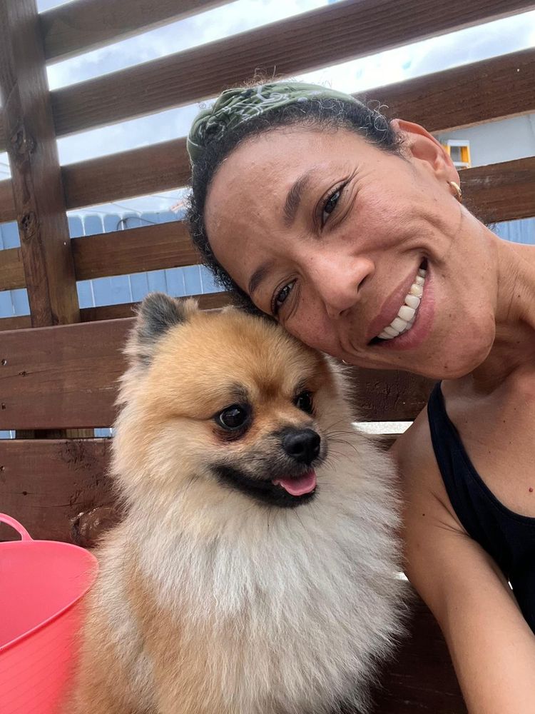 Una de las tías de Lolita Colitas con un perrito Pomerania