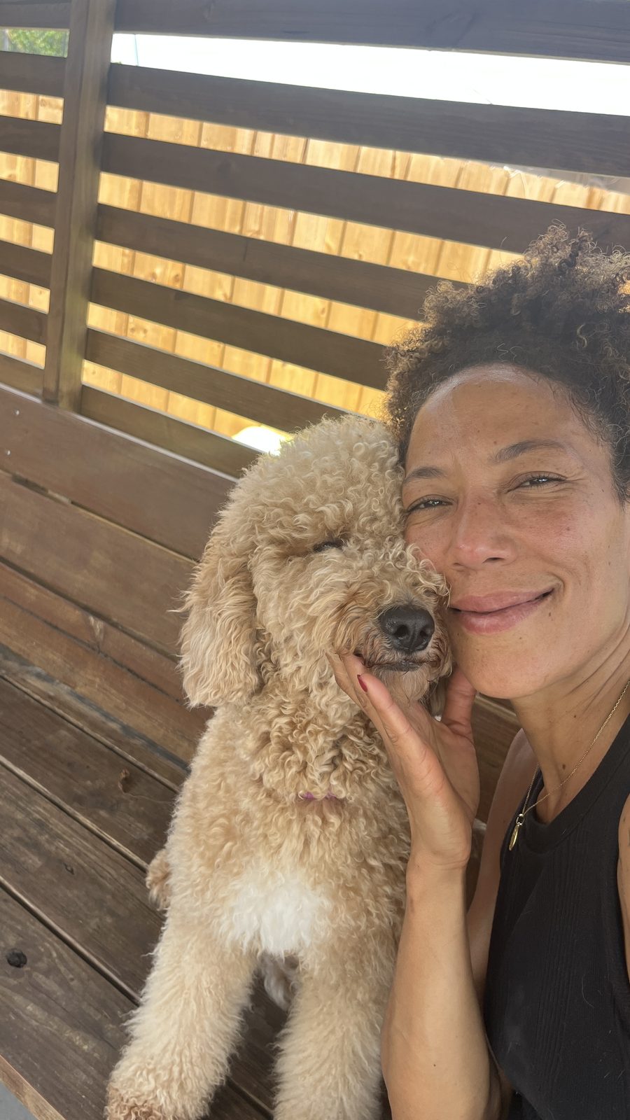 Una de las tías de Lolita Colitas con una perrita goldendoodle
