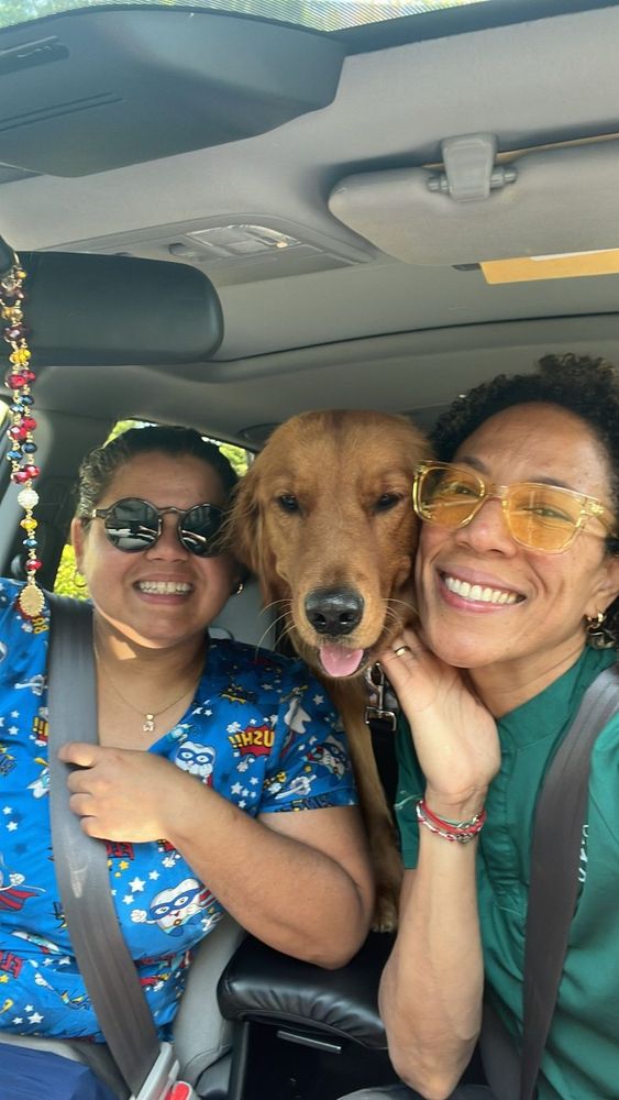 Las tías de Lolita Colitas junto a uno de sus perritos